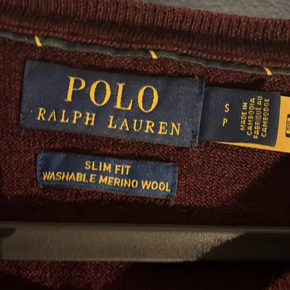 Riktigt skön Ralph lauren v neck i 100% merinoull. Slim fit I storlek small.. Tröjor & Koftor.