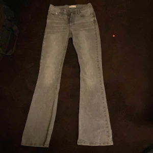 Jeans  - Jeans  Gråa Ginatricot  Storlek 36