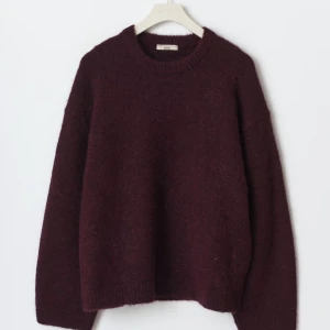 Mörkröd stickad tröja - Säljer denna supersnygga stickade tröjan från Gina tricot som är slutsåld! Passar perfekt nu till hösten☺️