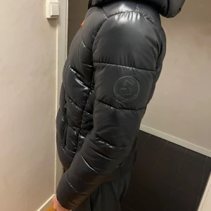 Save The Duck Jacka - Säljer denna jacka för att den e för liten för mig. Nypris 3300kr (Toppskick) och välvårdad. Är en varm/Skön jacka för vintern