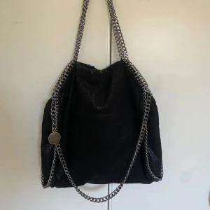 Stella McCartney liknande väska - Säljer denna ursnygga väskan som rymmer svin mycket dö den inte kommer till användning! Inga skador, toppenskick❤️❤️