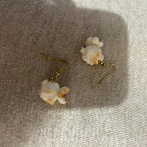 Pop-Corn örhängen. - Ganska stiliga. Pop-Corn örhängen. Ser verkliga ut.