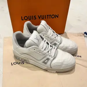 Säljer nu mina Louis Vuitton Trainers. Har ingen stress med att bli av med dom men tänkte checka intresset på dom. Kan tänka mig byta mot moncler cardigan eller annat intressant. Kvitto box påsar och allt fås med vid köp🌟