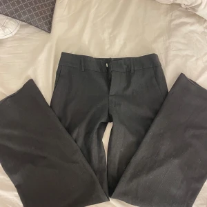 Lågmidjade kostymbyxor  - Så fina i storlek s färg (mörkgrå). Jag är 167 som referens, det är i super bra skick 