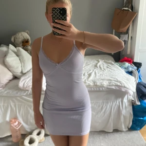 Ljuslila kortklänning - Bekväm supersöt lila klänning. Bra support och jättefint skick. 💜