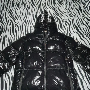 Moncler polyster vinter jacka - Produkten är i bra skick och som ny ✅  Storlek XL