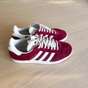 Adidas gazelle sneakers - I princip oanvända adidas gazelle i så najs vinröd färg! Slutsålda nästan överallt, nypris 1245 kr. Kan mötas upp i Stockholm! 