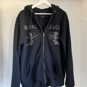 Bling Lucid  - Säljer min Bling Lucid hoodie i extremt bra skick. Knappt använd. 