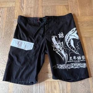 Shorts  - Svarta shorts med orm på 