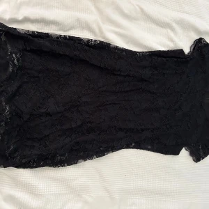 Svart spetsklänning från Another - Säljer en elegant svart spetsklänning från Crocker i storlek XS. 