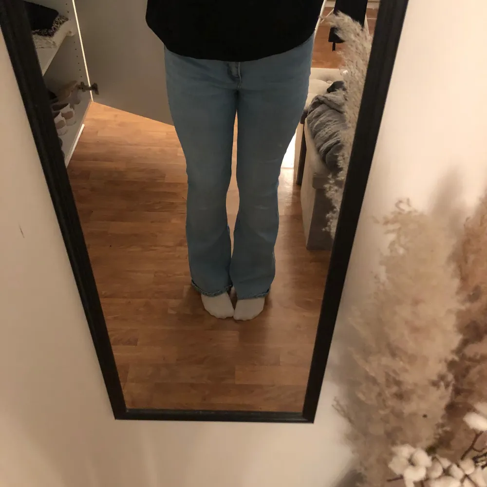 Flare jeans i stl L. Köpta på lager 157 i modell ”snake”. Ganska använda och har tappat lite färg längst ner (sista bilden). Säljer pga de inte kommer till användning och har blivit för stora. Skriv om du har frågor eller vill ha fler bilder💕. Farkut & Housut.