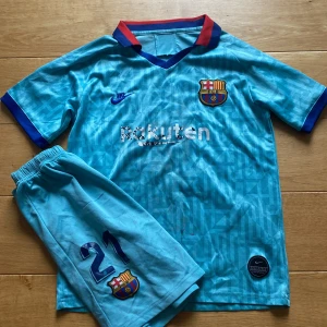 Fotbollströja - En Barcelona tröja med F. De jong på ryggen i st XXS. Tyvär har reklam trycken släppt lite men den är ändån i fint skick!