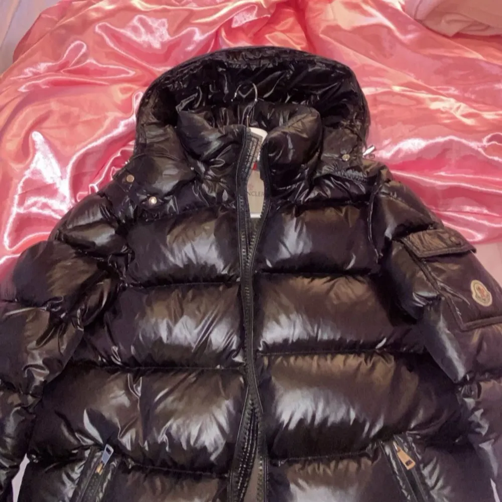 Säljer min fina moncler Maya jacka i storlek 2, passar mig som normalt är s bra. Köpt förra året och använt sparsamt så i bra skick. Köpt för 11200 säljer för 7500. Priset kan diskuteras vid snabb affär:)  Bara att skriva vid frågor eller mer bilder💕. Jackor.