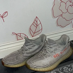 Äkta Yeezy - Säljer äkta yeezy i storlek 42 cond 6/10