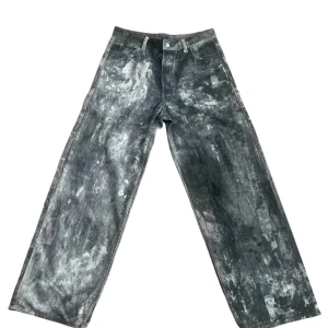 Acne Studios Baggy Byxor Digital Print - Säljer mina acne byxor De är i gott skick förutom väldigt lite heelbite som kan lätt repareras (se bild)   Mått: Inseam 80cm Outseam 106cm Waist 40cm (flat)