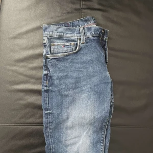 Tommy hilfiger jeans blå  - Inte använd många gånger, bra skick