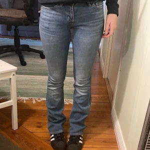 Bootcut jeans  - Pep boot/bootcut jeans från Crocker. Jättefina men har liknade. Den är W23, L31 men passar mig som är xs. Lappen på baksidan är lite trasig som ni ser på bild 4 men annars är den i bra skick.