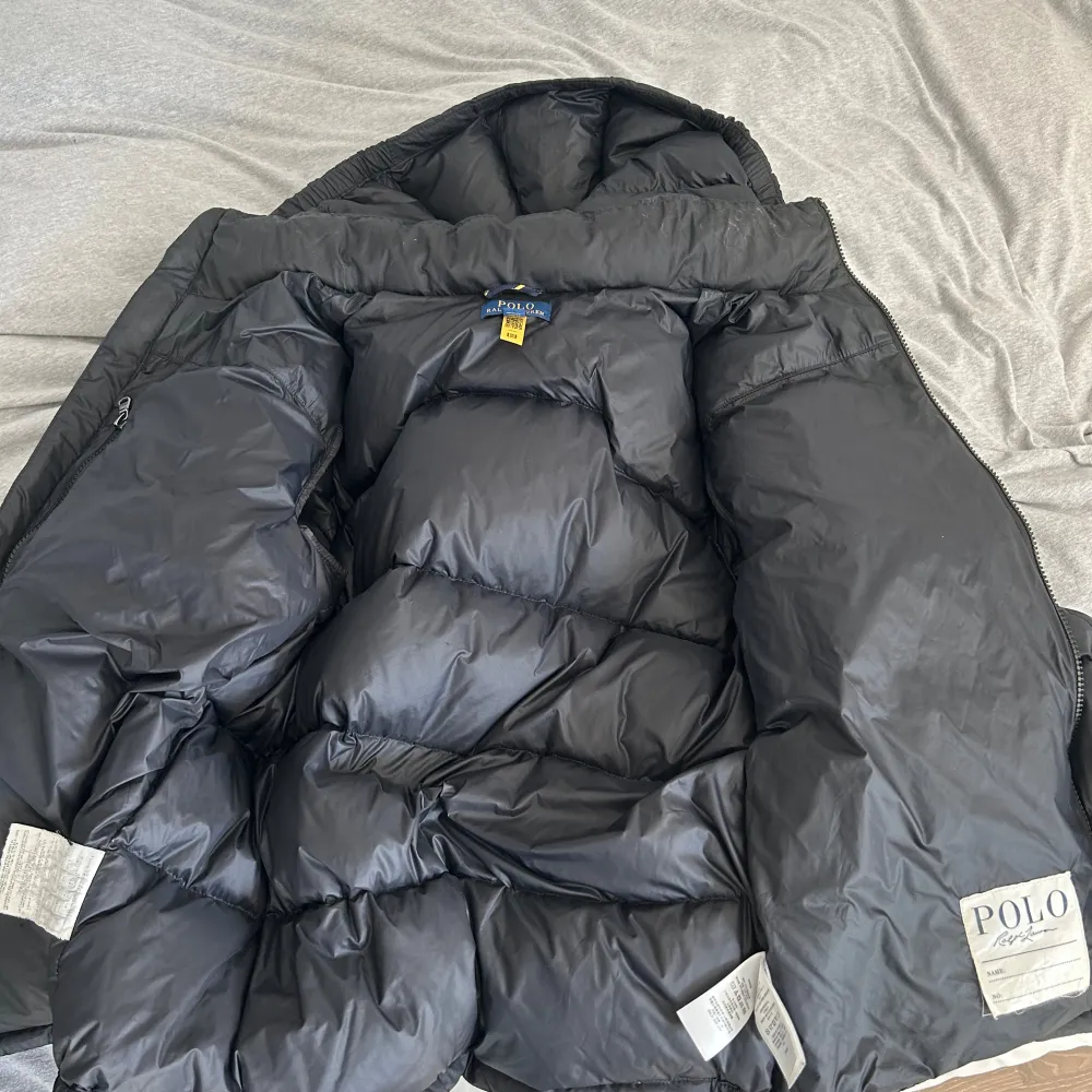 Nyskick Ralph Lauren vinterjacka. XL i barnstorlek (motsvarar xs) passar 165-175cm. Luvan går att ta bort.  Hör av er vid frågor. Jackor.