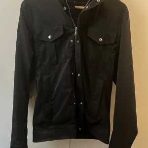 J linberg Field jacket st s - Väldigt fint skick säljs då den inte passar längre är 80 kg och då blir den för liten. Passar 175-190 beroende på vikt.