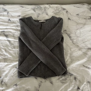 Stickad hoodie - Jättefin stickad hoodie från Fabiana Filippi, köpt för 1000kr<3