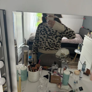 Leopard stickad tröja - Stickad tröja från hm i storlek S, köpt från vinted. Den är i bra skick och har inga defekter 