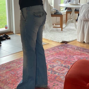 Blåa jeans - Jeans som tyvärr är för långa och för stora för mig nu. Strl M tror jag. Långa, har tyvärr trampat lite i bak på dom så de slitits men syns inte mycket och de har inte blivit något hål/ ngt som släpar. Jag är 168, rekommenderar för längre, ca 173+