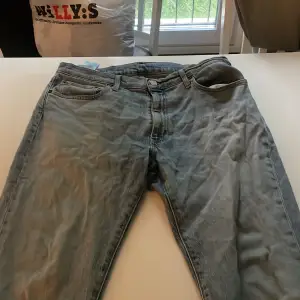 Säljer ljus blåa levis jeans 501 36x32