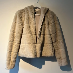 Fluffig jacka - Jättemjuk och skön jacka Är nästan aldrig använd och har inga skador  Priset går såklart att diskutera!
