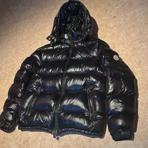 Moncler Maya - Säljer nu min moncler maya pga sugen på något annat, den är i mycket bra skick förutom en pytteliten skråma på fickan. Det är absolut inget som syns. Köpt här på Plick så är osäker över äktheten även om allt tyder på äkta💯💯 Scan fungerar som ni ser💯💯