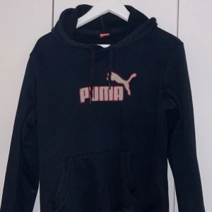 Puma hopdoe - Svart Puma hoodie med rosa detaljer. Stl M