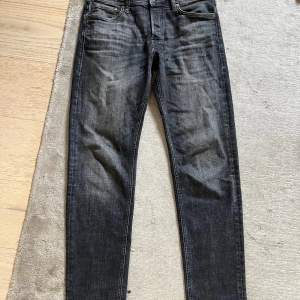 Säljer dessa Jack & Jones jeans i storlek 30/32