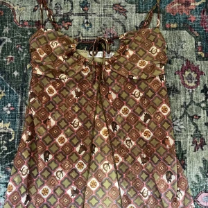 Unik meshtopp - Jätte snygg unik vintage topp köpt på humana i våras. Säljer då den tyvärr aldrig kommer till användning!! I mycket bra skick 🌞