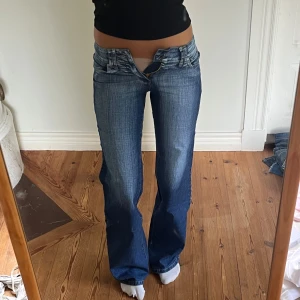 Lågmidjade vintage jeans  - Midjemått( rätt över): 35cm  Inerbenslängd: 85cm   Köp dem via ”KÖP NU” eller Swish  Modellen är 170 cm, inga defekter 💕 