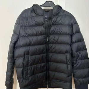 Massimo Dutti Jacka  - Massimo Dutti Jacka som inte säljs längre. Skick 8/10, inga defekter. Nypris 1500 kr. Perfekt jacka inför hösten. Pris kan diskuteras. Passar både M och S. Inga returer‼️