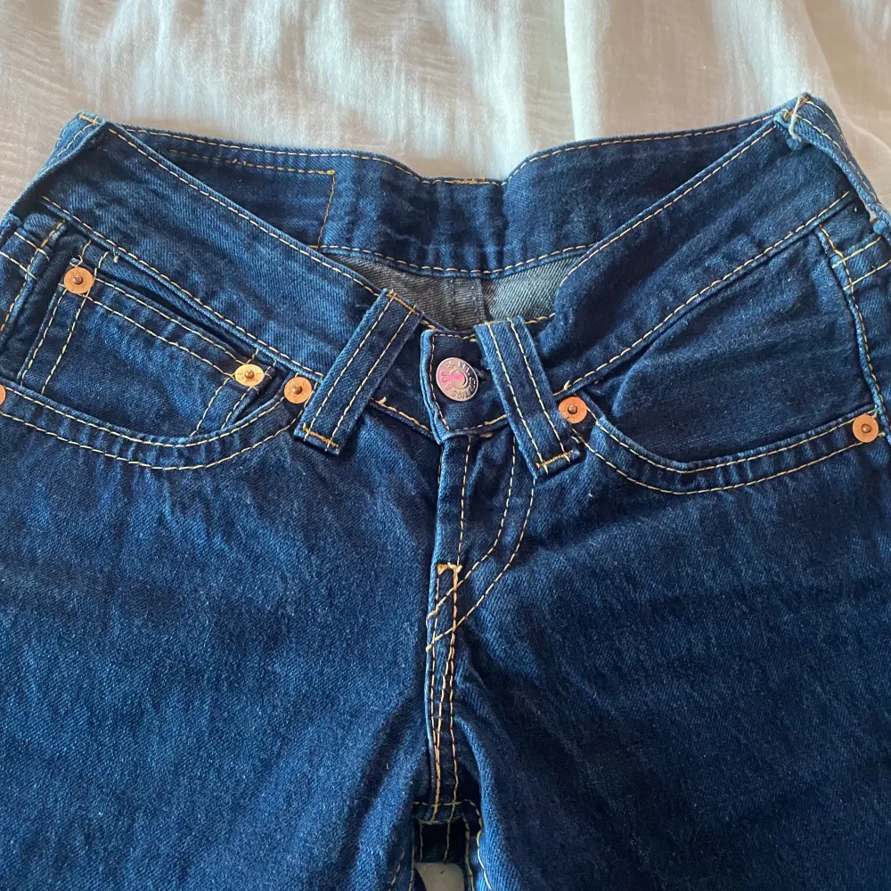 Levis jeans, storlek L28 W34, inte så stretchiga. Säljer då de inte passar mig. Skriv vid frågor💕💕. Jeans & Byxor.