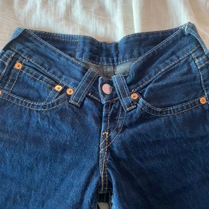 Levis jeans - Levis jeans, storlek L28 W34, inte så stretchiga. Säljer då de inte passar mig. Skriv vid frågor💕💕