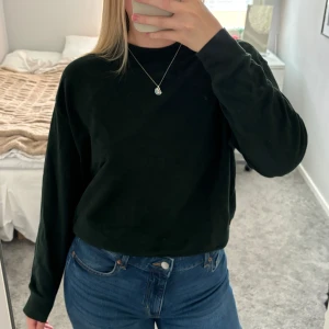 Mörkgrön sweatshirt från weekday  - En superfin mörkgrön sweatshirt från weekday. Använt några gånger men som i nyskick. Är xs men passar som S/M 🩷