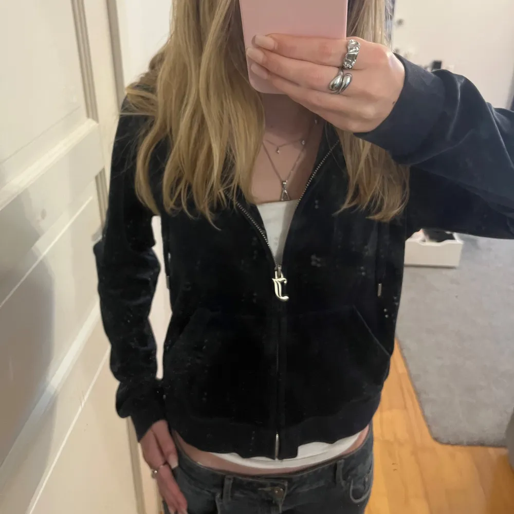 Säljer en snygg och bekväm mörkblå kofta från Juicy Couture. Den har en dragkedja framtill och passar bra till både jeans och leggings. Perfekt nu till hösten och vintern. Koftan är i bra skick och använd några gånger. Nypris 1199kr. Tröjor & Koftor.