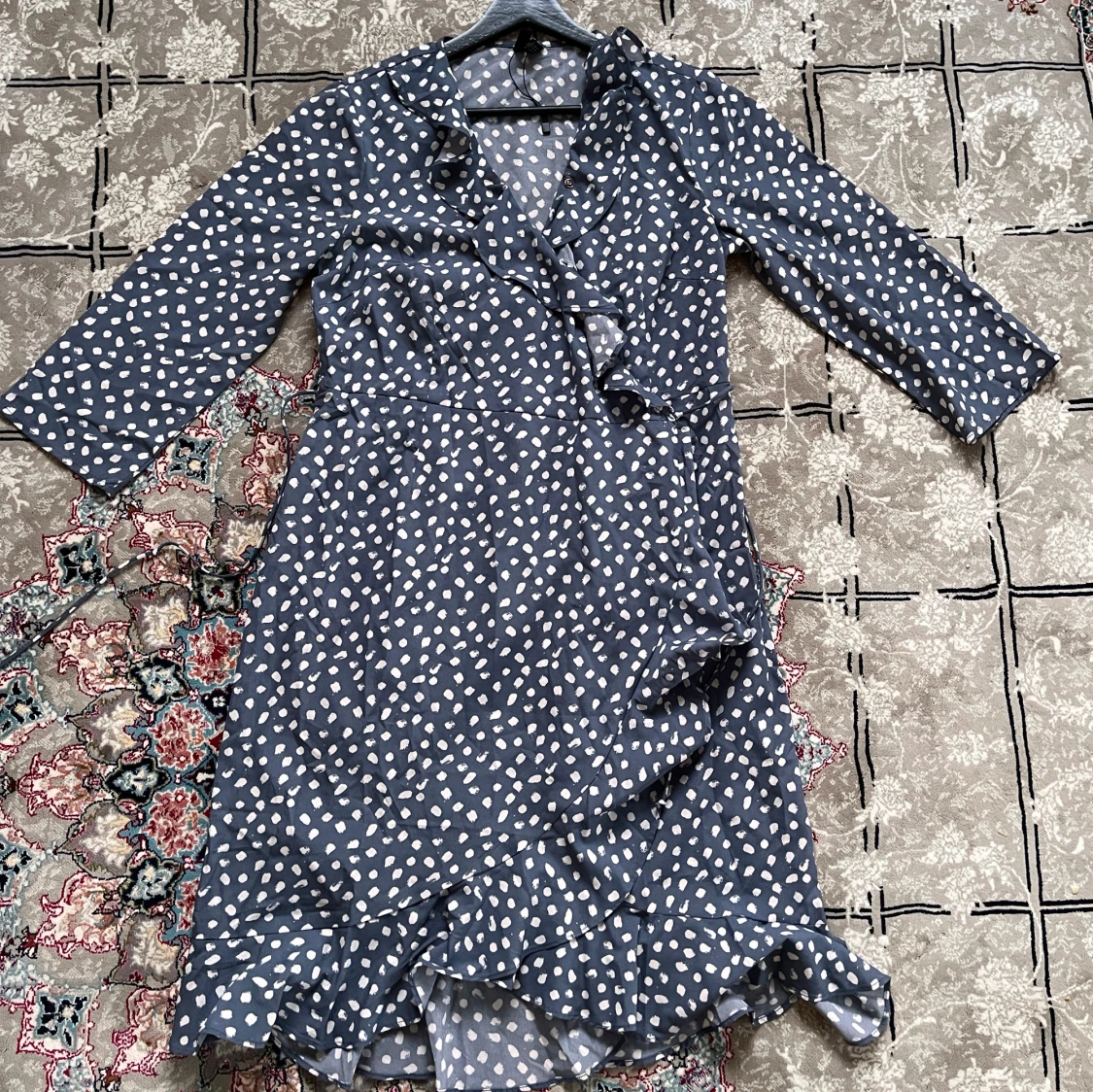 Mörkblå prickig klänning med volang