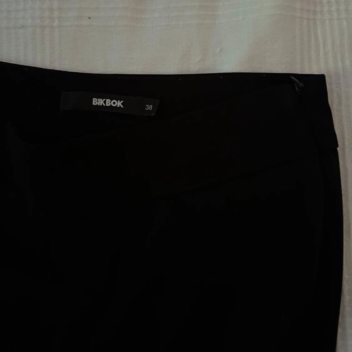 Svarta byxor från BikBok - 91