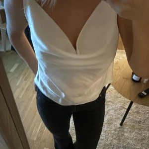 Siden linne  - Jätte fint siden linne. Tröjan är onesize, jag är vanligt en s/m och den sitter perfekt på mig. Nyskick 