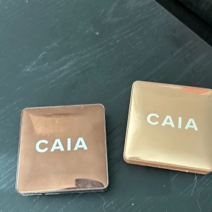 Caia glow bronzer & highlighter  - jag säljer nu min caia glow bronzer i färgen Antigua och highlighter i färgen Portofino. de är använda men finns  ändå  en del produkt kvar❤️ de kommer att rengöras innan försäljning. jag säljer båda för 300kr. kunden står för frakt ✨❤️