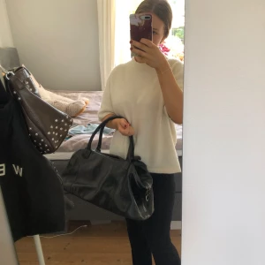 Skinnväska - Supersnygg svart väska i skinnimitation. Har köpt den på Plick men säljer vidare för har aldrig använt den. Finns ett längre band som ni ser på de sista bilderna och så två mindre. Skriv om ni har några frågor💗