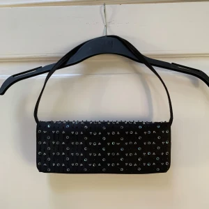 Svart axelväska  - 🖤 Svart baguetteväska med pärlor och paljetter