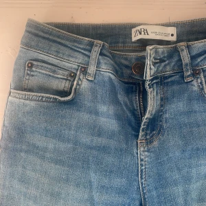 Zara jeans - Utsvängda jeans från zara som är slutsålda på hemsidan!! Strl 36💗Använda ett fåtal gånger!! Köp direkt för 300 eller skriv privat och lägg eget bud!!