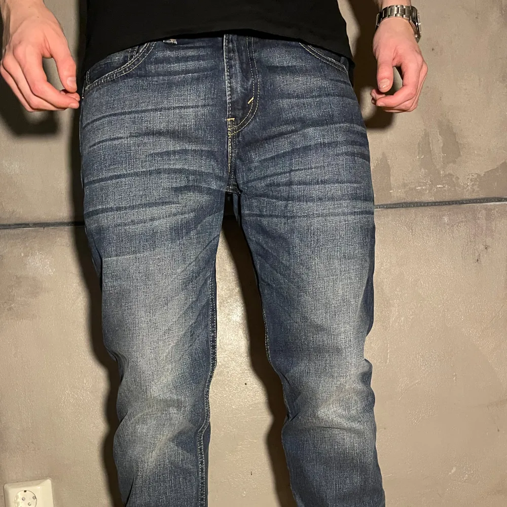 Sköna jeans som sitter riktigt fint, pris kan diskuteras‼️ Modell 175  Storlek 32/30 Skick 10/10. Jeans & Byxor.