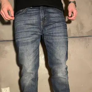 Sköna jeans som sitter riktigt fint, pris kan diskuteras‼️ Modell 175  Storlek 32/30 Skick 10/10