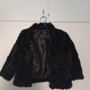 Pälsjacka - En perfekt jacka när det börjar bli kallare Storleken är en liten 40