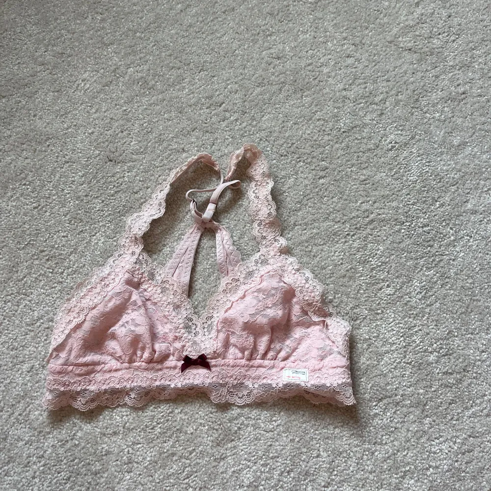 Bralettes från odd molly i spets utan vadering. Storlek 0 vilket motsvarar xs. 80 kr styck☺️. Övrigt.