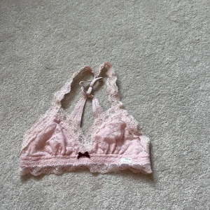 Odd molly bralette - Bralettes från odd molly i spets utan vadering. Storlek 0 vilket motsvarar xs. 80 kr styck☺️